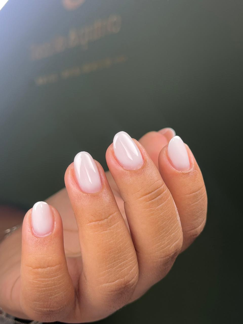 Unhas amendoadas em branco leitoso translúcido