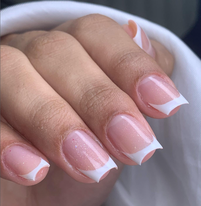 Unhas em gel com francesinha delicada e brilho sutil