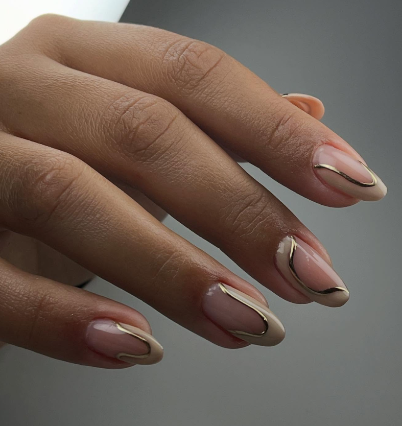 Unhas nude com fio dourado decorativo elegante