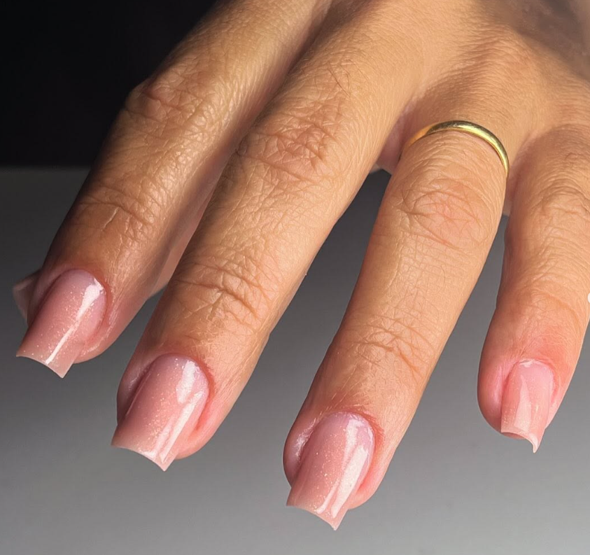 Unhas nude naturais com acabamento brilhante