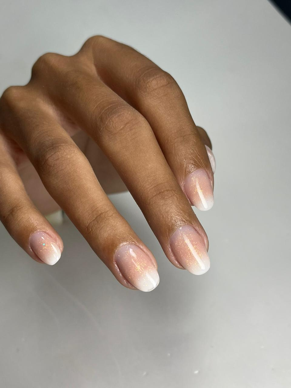 Unhas nude com shimmer dourado iridescente delicado