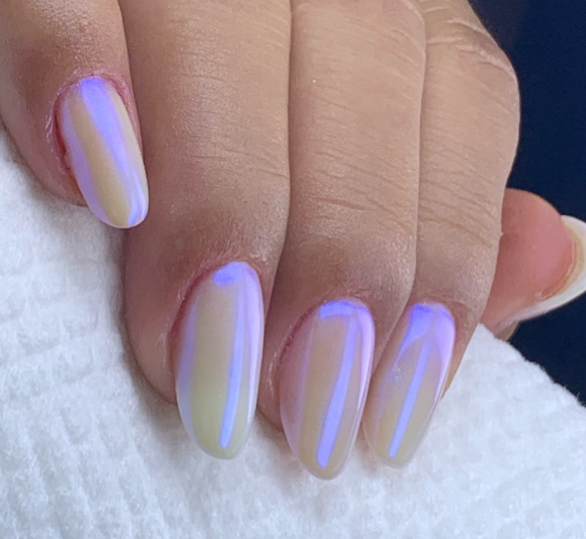 Unhas com efeito perolado iridescente