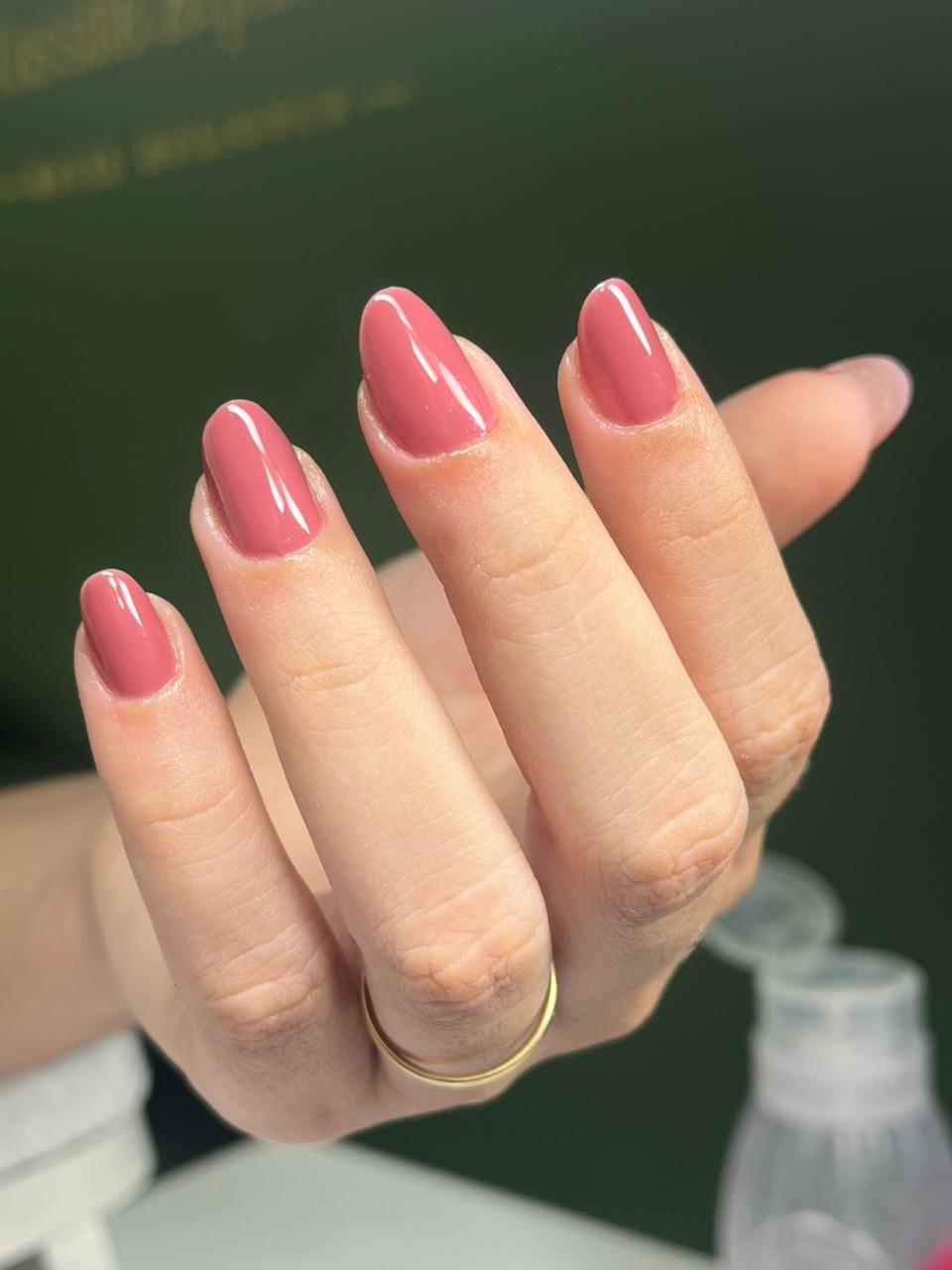 Unhas amendoadas em tom rose antigo elegante
