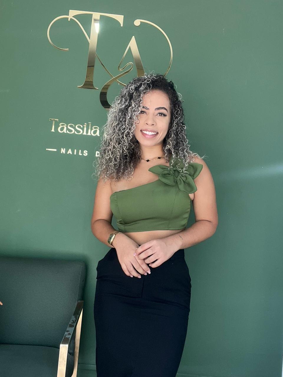 Tassila Aquino, nail designer em Recife, em seu studio com identidade verde e dourada