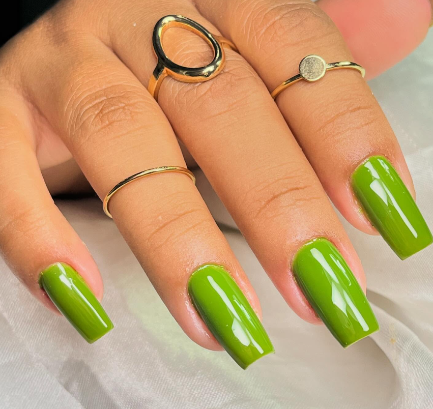 Unhas longas em verde vibrante com acabamento brilhante