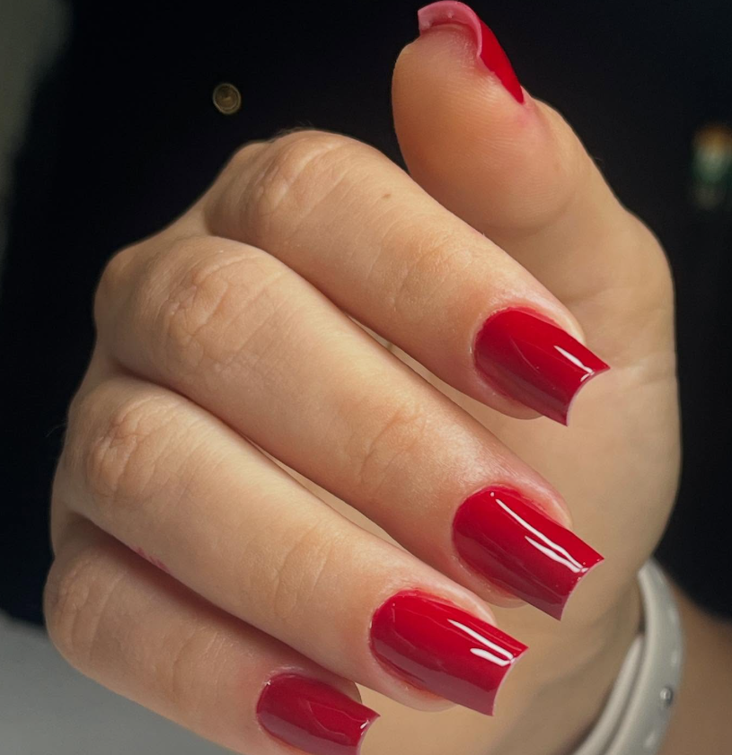 Unhas longas em vermelho clássico com brilho